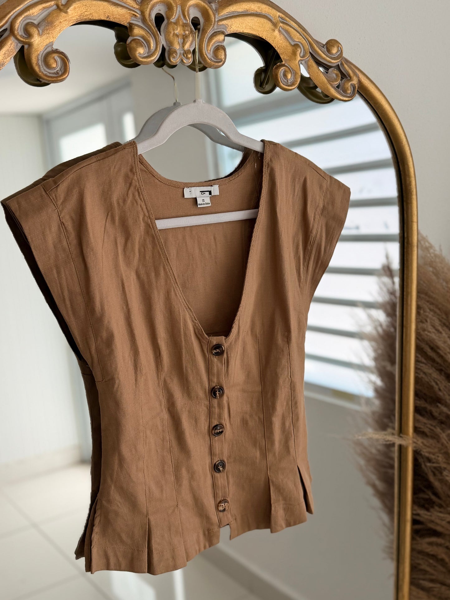 The Hourglass Silhouette Linen Top (khaki)