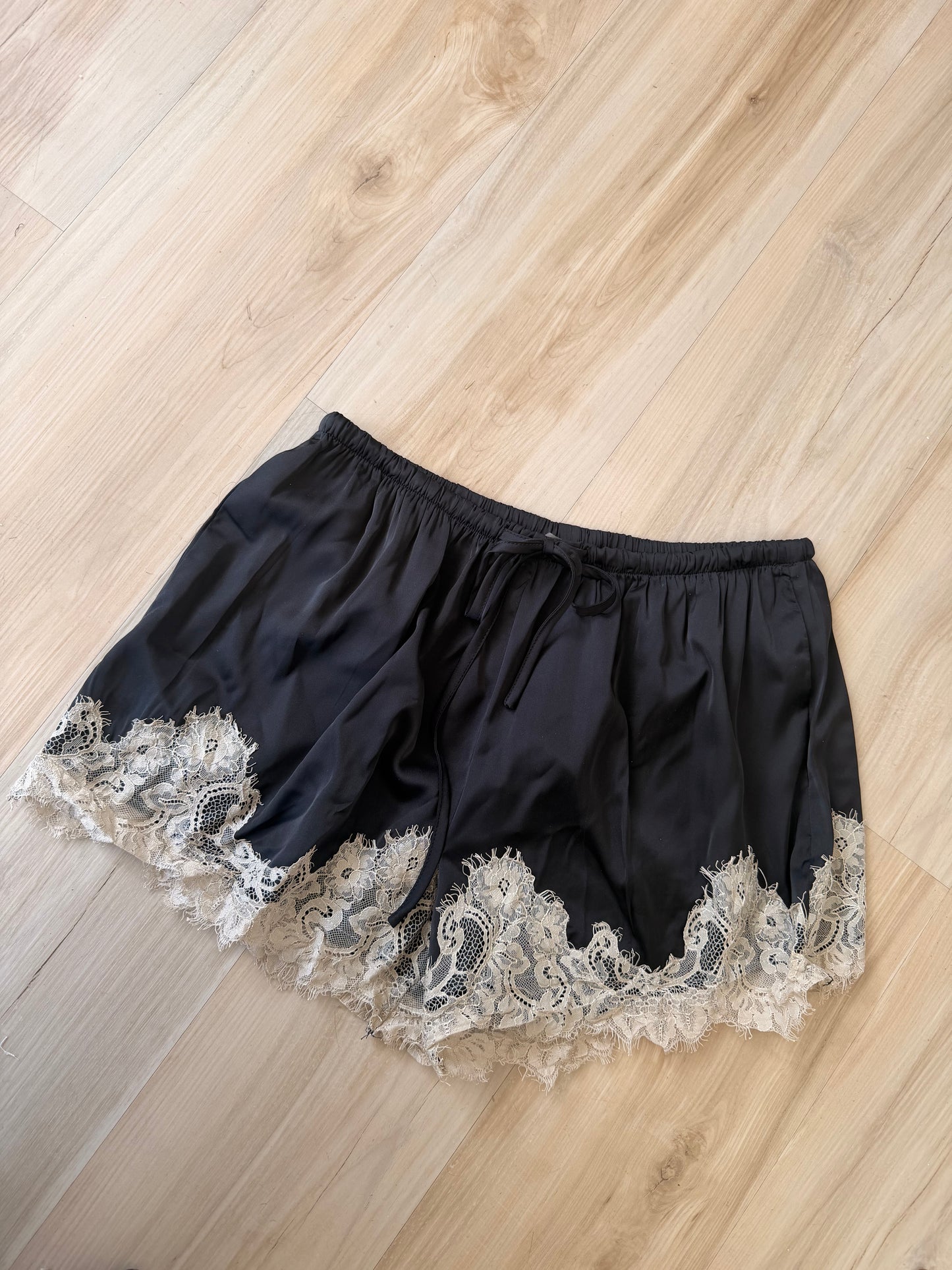 The lace x satin short (black)