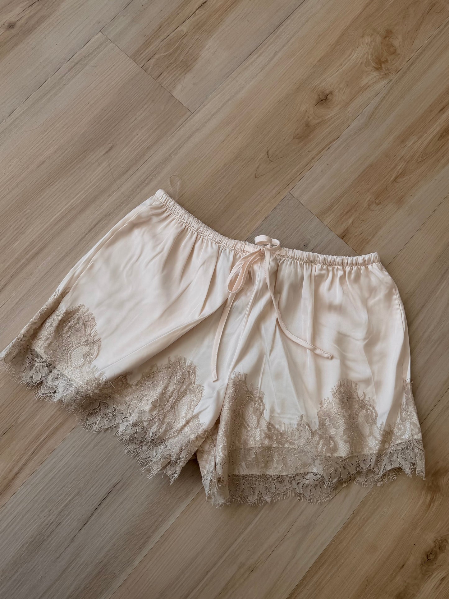 The lace x satin short (champagne)