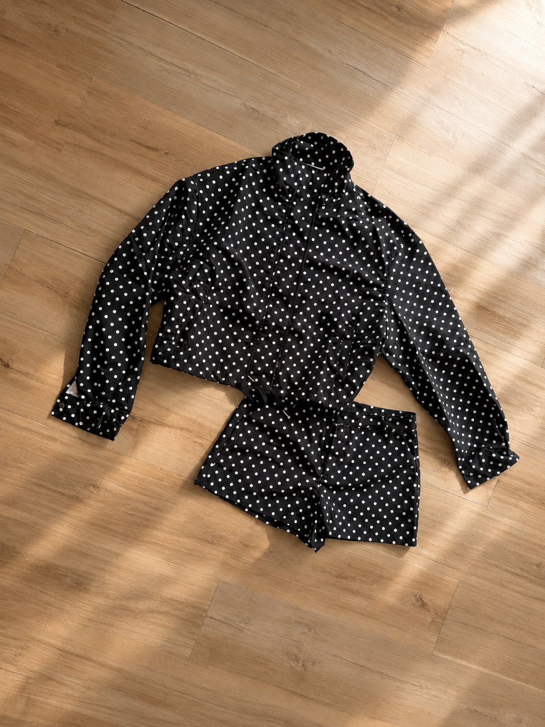 Rouge Affair Funnel Neck Set (white and black)