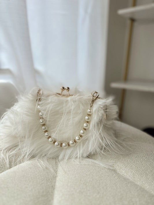 Miss Fluffy x Pearls clutch/crossbodybag (white)