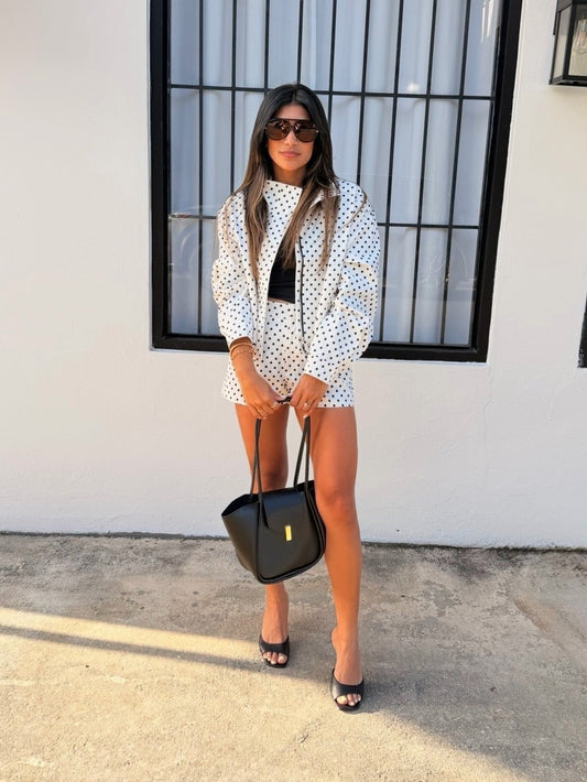 Rouge Affair Funnel Neck Set (white and black)