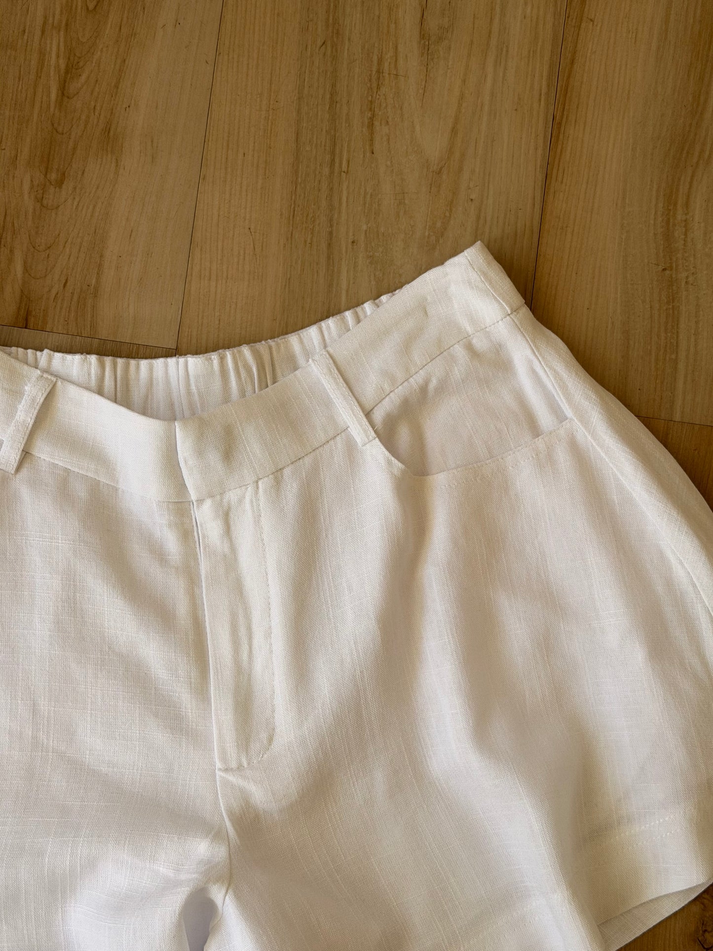 The Hamptons Linen Shorts (White)