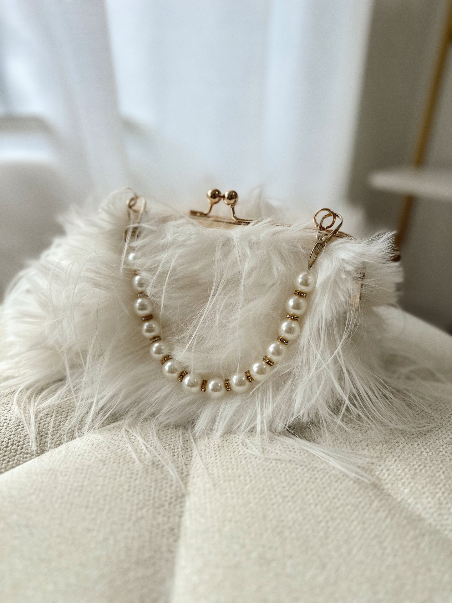 Miss Fluffy x Pearls clutch/crossbodybag (white)