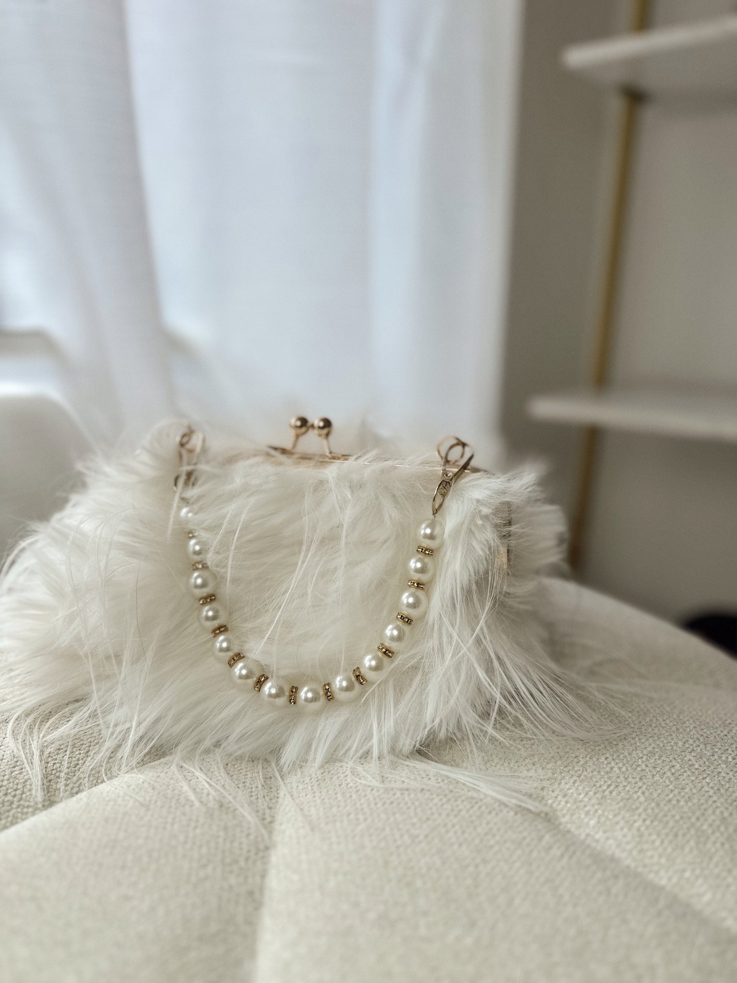 Miss Fluffy x Pearls clutch/crossbodybag (white)