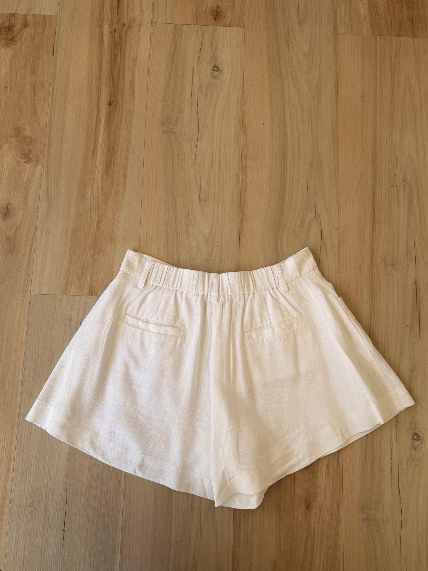 The Hamptons Linen Shorts (White)